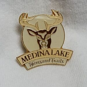 Collectible Medina Lake Thousand Trails Deer  pinback​